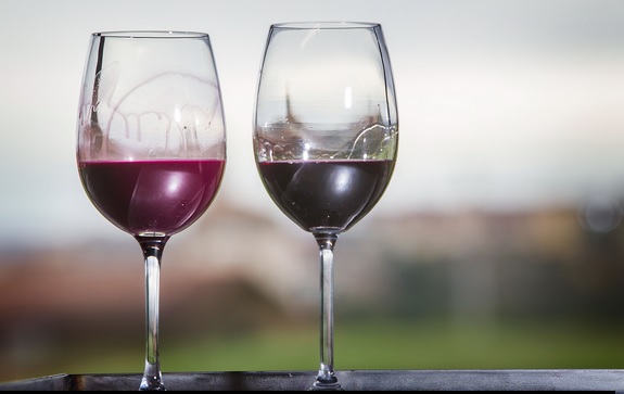 Dos copas de vino tinto con distinta tonalidad y cuerpo
