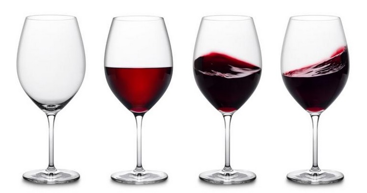 Cuatro copas de vino . La primera por la izda vacía y las restantes con vino tinto