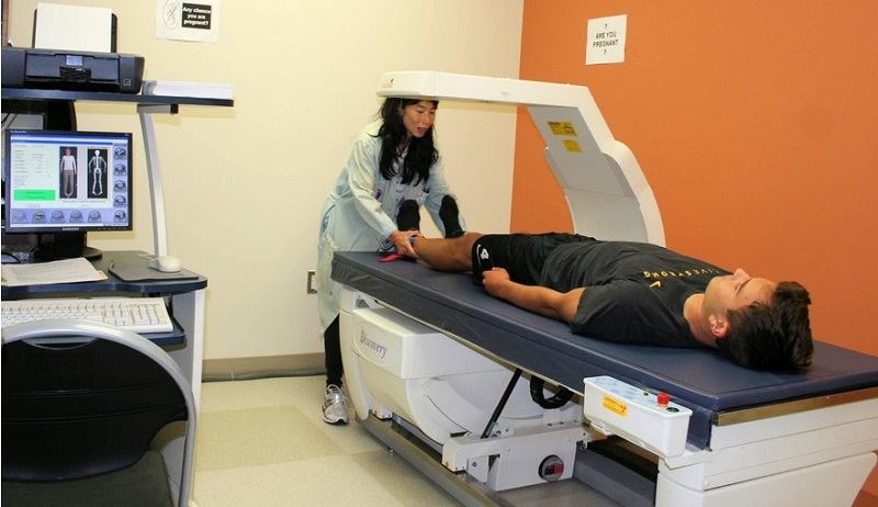Chico sometido a una medición por DEXA