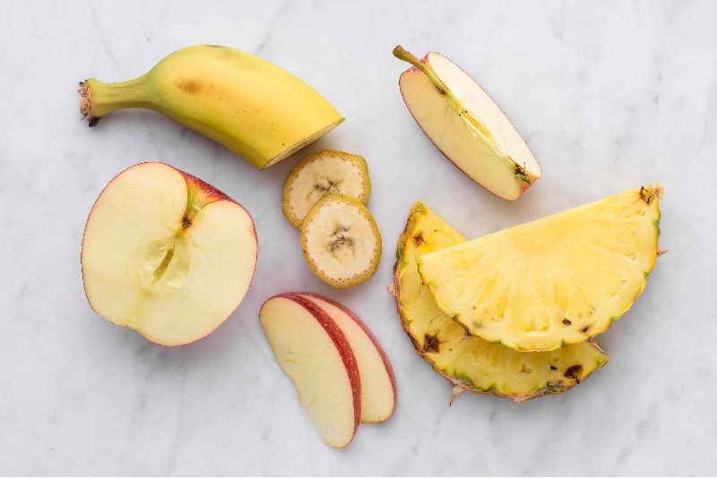 Manzana, piña y plátano troceados