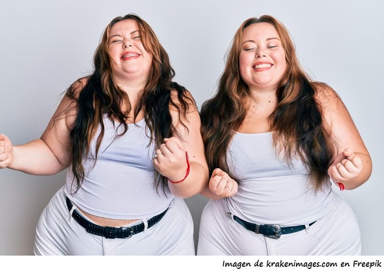Hermanas gemelas con obesidad sonriendo
