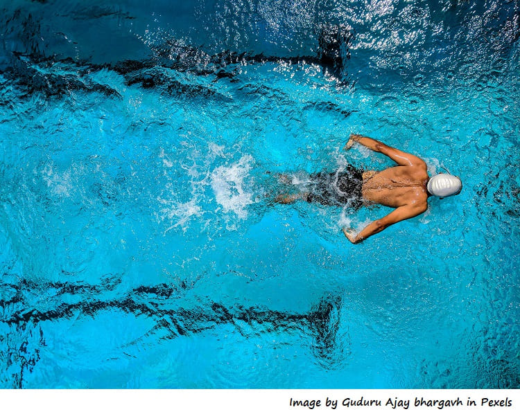 Nadador en piscina