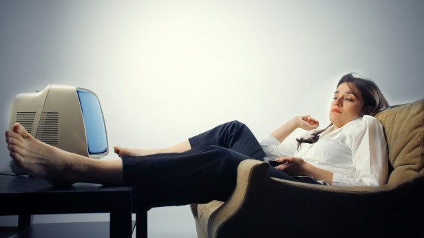 Mujer tumbada en sillón