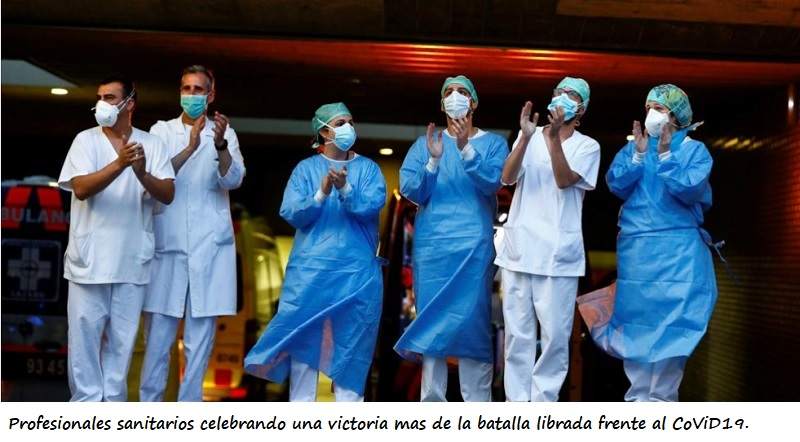 Profesionales sanitarios aplaudiendo durante pandemia CoViD19 en España