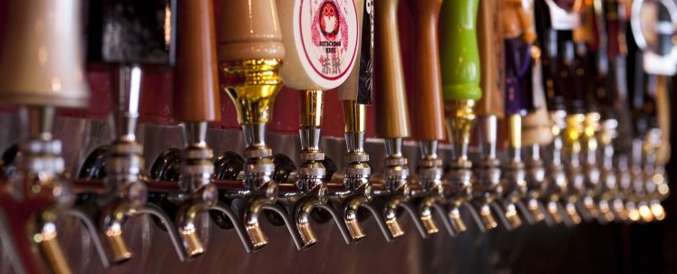 Varios dispensadores de cerveza de distintas marcas