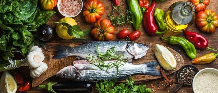 Alimentos característicos de la Dieta Mediterránea dispuestos sobre mesa