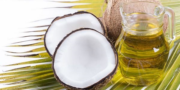 Izda: Secciones de un coco. Drcha: Botella de cristal con aceite 