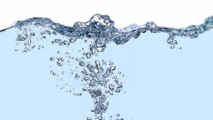 Fotografía de un recipiente con agua vista desde un lateral
