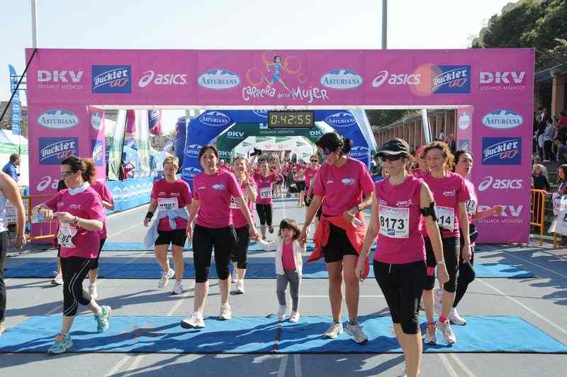 Imágenes de un grupo de varias mujeres entrando en meta el día de la carrera de la mujer