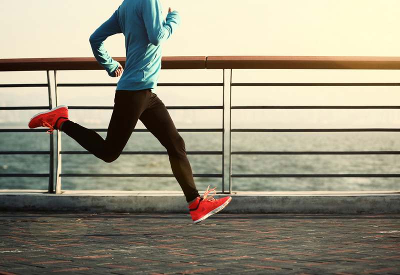 Imagen de perfil derecho de extremidades inferiores de un hombre corriendo 