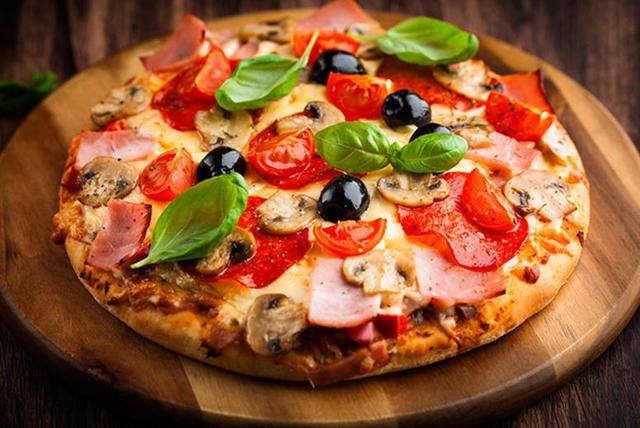 Pizza artesanal dispuesta sobre fuente de madera