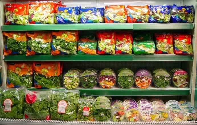 Fotografía de un lineal de verduras de cuarta gama