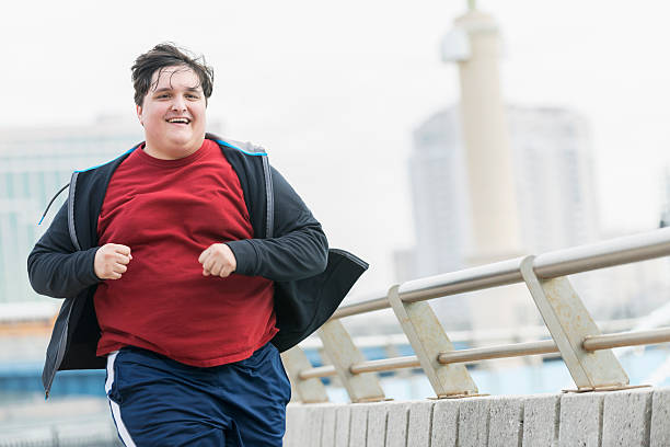 Joven con exceso de peso corriendo 