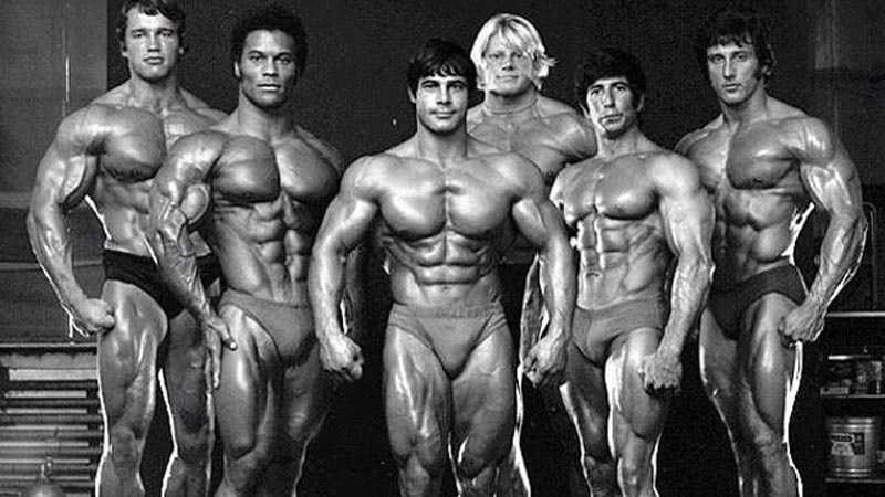 Fotografía en blanco y negro de culturistas famosos de los años 70 del pasado siglo entre los que sobresale Arnold Schwarzenegger 