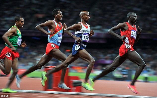 Atletas keniatas corriendo en carrera 10000 m pista cubierta