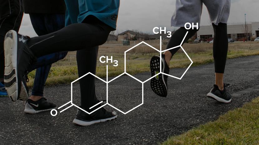 Superposición de la estructura química de la testosterona sobre fotografía de piernas de corredores
