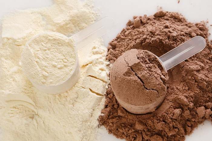 Izda: cacillo relleno de proteína sabor neutro sobre proteína derramada. Drcha: idem: proteína sabor chocolate. 