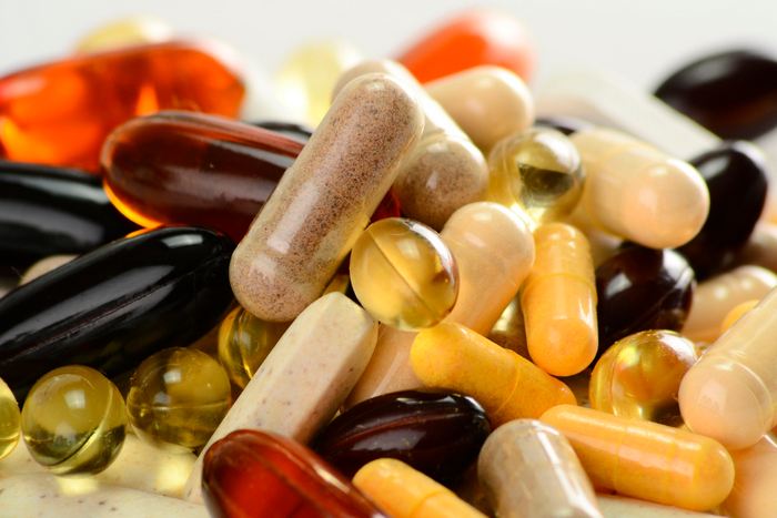 Mezcla de pastillas y cápsulas de suplementos nutrionales