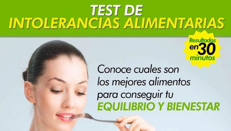 Rostro de mujer con un tenedor haciendo ademán de comer