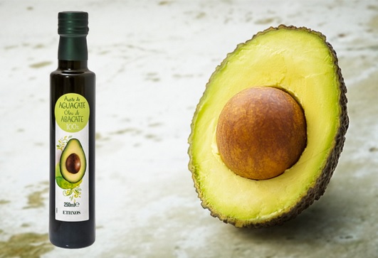 Izda: Botella de aceite de aguacate Hacendado, Drcha; Mitad de un aguacate