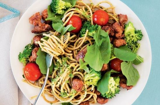 Espaguetis con brocoli, tomates cherry, espinacas y carne