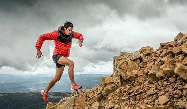 Kilian Jornet Kilian Jornet ascendiendo montaña