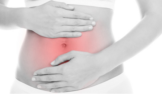 Disconfort gastrointestinal Mujer con las manos apoyadas en la sección abdominal debido a disconfort gastrointestinal