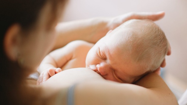 Mujer amamantando a su bebé