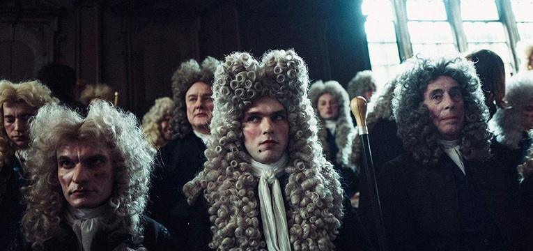 Miembros del Parlamento británico en el s XVIII en la película Favorita de Yorgos Lanthimos 