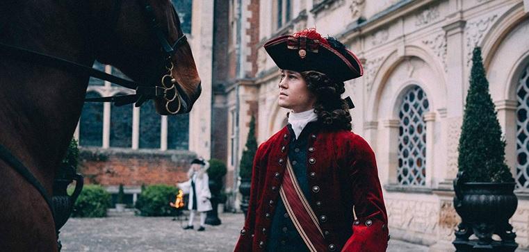 Soldado británico y caballo en la película La Favorita de Yorgos Lanthimos 