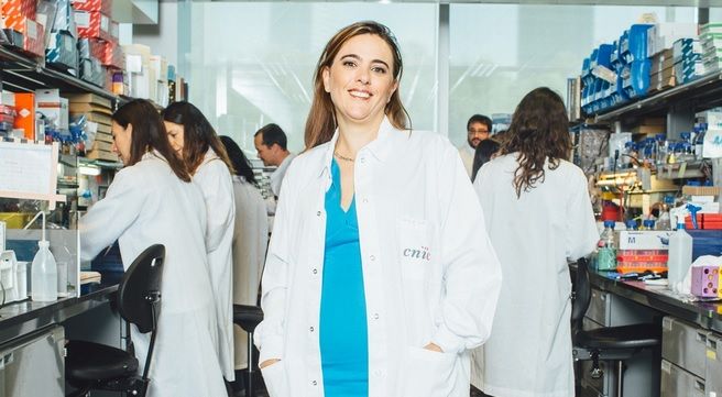 Guadalupe Sabio Buzo en centro del laboratorio