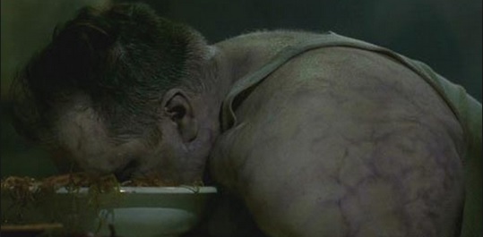 Hombre obeso muerto con la cabeza dentro del plato de comida.