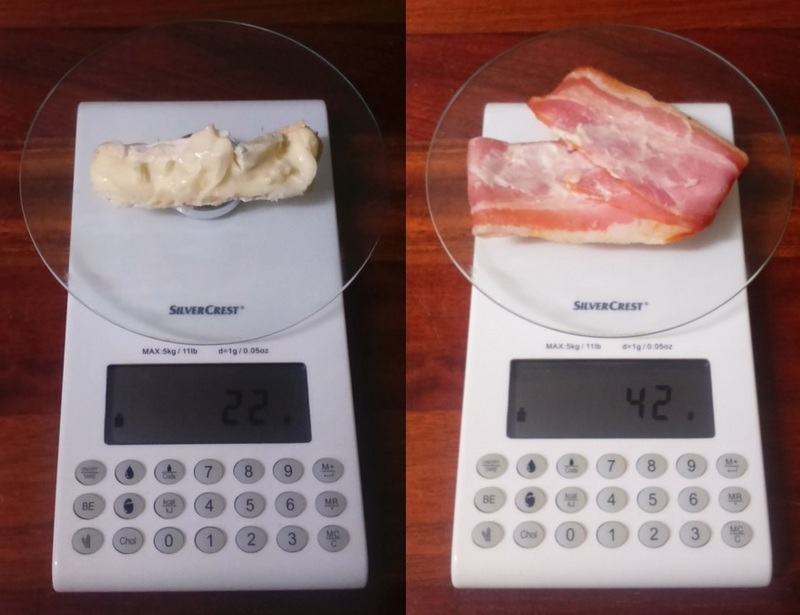 Fotografía a vista de pájaro de báscula digital con queso brie y bacon