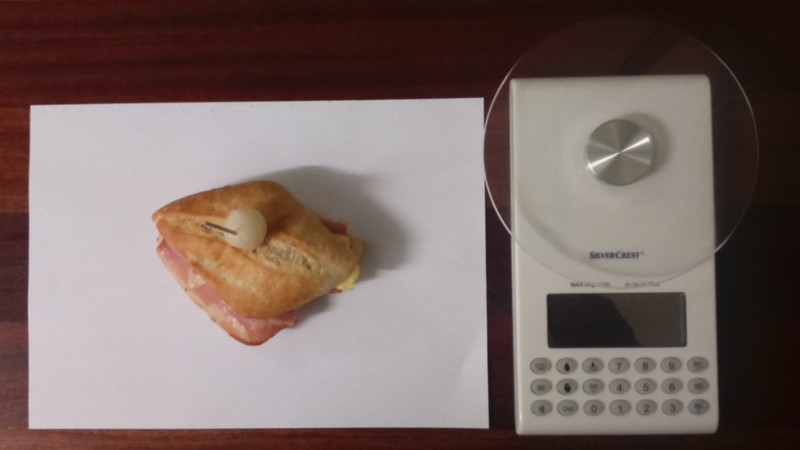 Fotografía a vista de pájaro del pincho bacon y queso brie y la báscula digital