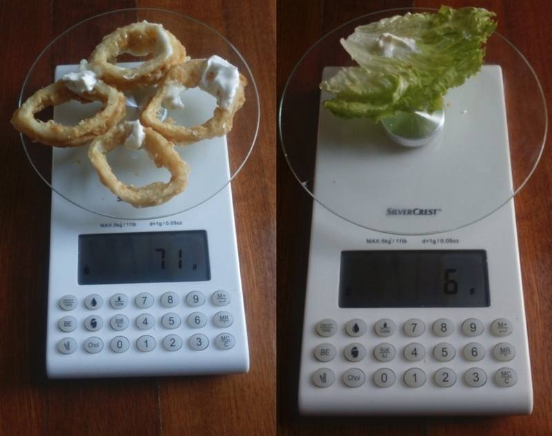 Fotografía a vista de pájaro de báscula digital con calamares fritos y lechuga
