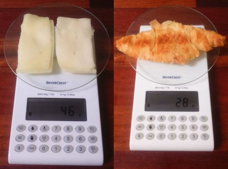 Fotografía a vista de pájaro de báscula digital con queso manchego fresco y tapa inferior del cruasán