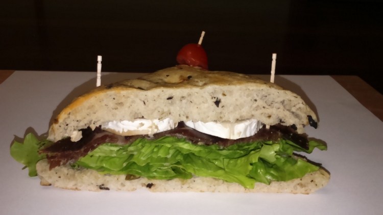 Focaccia de cecina y queso de cabra