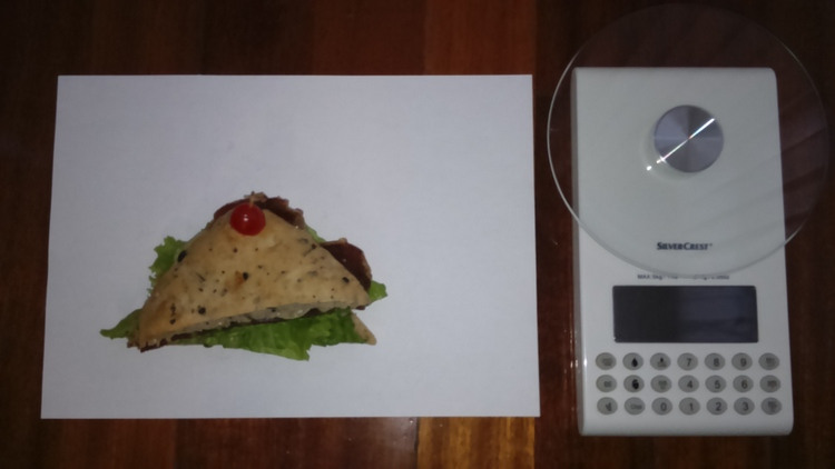 Fotografía a  vista de pájaro del pincho y báscula digital