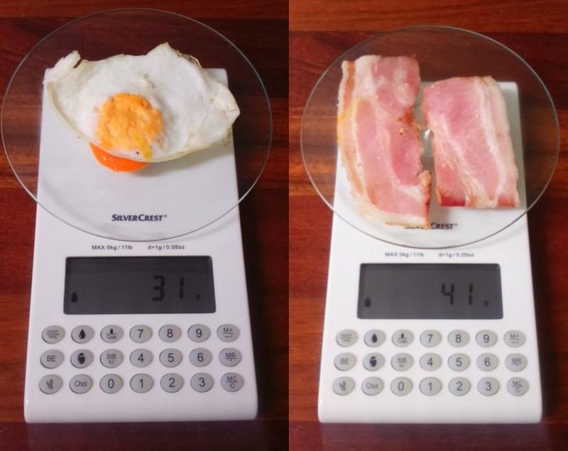 Huevo frito y bacon Fotografía a vista de pájaro de báscula digital con huevo frito y bacon
