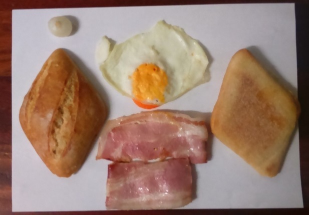 Fotografía a vista de pájaro de los ingredientes del pincho huevo frito con bacon 