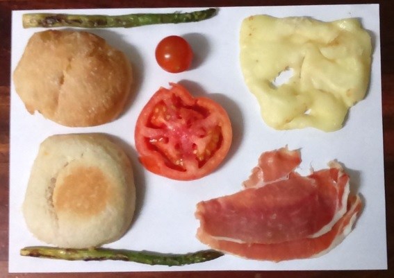 Ingredientes del pincho Jamón serrano, queso semicurado y trigueros Fotografía a vista de pájaro de los ingredientes del pincho Jamón serrano, queso semicurado y trigueros