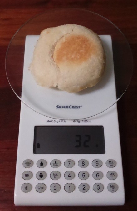 Tapa inferior del pan Fotografía a vista de pájaro de báscula digital con la tapa inferior del pan