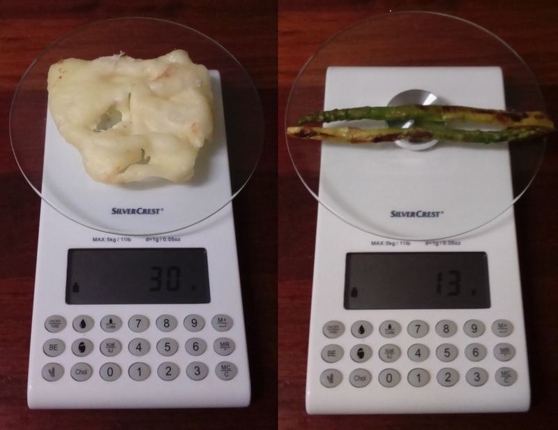 Queso semicurado y espárragos trigueros Fotografía a vista de pájaro de báscula digital con queso semicurado y espárragos trigueros