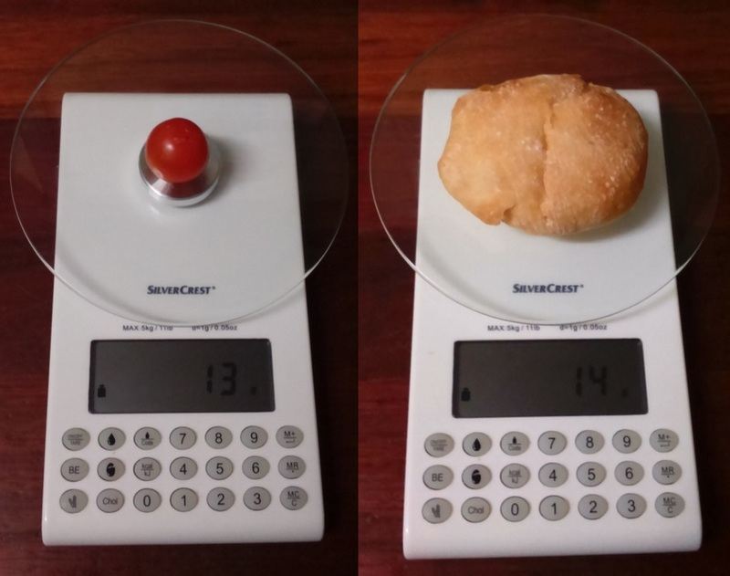 Tomate cherry y tapa superior del pan blanco Fotografía a vista de pájaro de báscula digital con tomate cherry y tapa superior del pan blanco