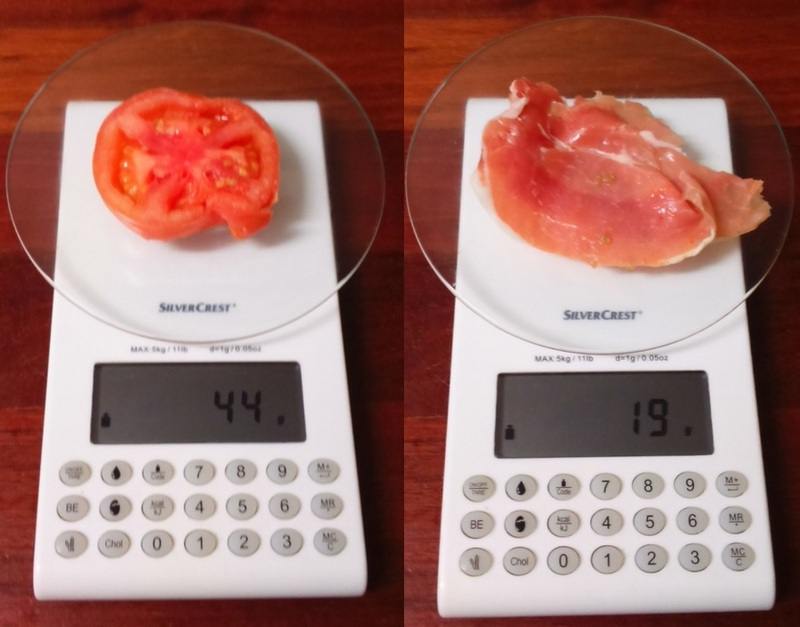 Tomate y jamón serrano magro Fotografía a vista de pájaro de báscula digital con tomate y jamón serrano magro
