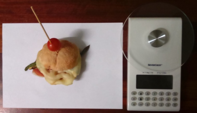 Pincho Jamón serrano, queso semicurado y trigueros y báscula digital Fotografía a vista de pájaro del pincho Jamón serrano, queso semicurado y trigueros y báscula digital