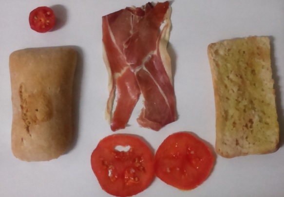 Fotografía a vista de pájaro de los ingredientes del pincho Jamón serrano y tomate 