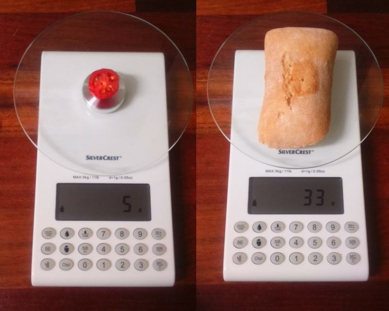 Fotografía a vista de pájaro de báscula digital con tapa superior del pan y tomate cherry