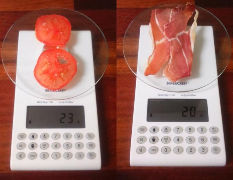 Fotografía a vista de pájaro de báscula digital con tomate y jamón serrano