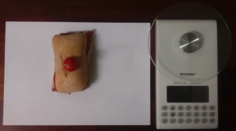Fotografía a vista de pájaro del pincho Jamón serrano y tomate y báscula digital